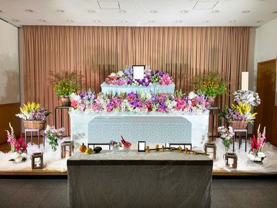 花で彩るお葬式「とむらび」の花祭壇(4)