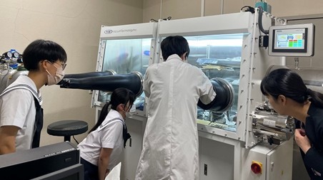 近畿大学産業理工学部が高校生対象の体験プログラムを実施　大学3年次以降に行うリチウムイオン電池作製を特別に体験