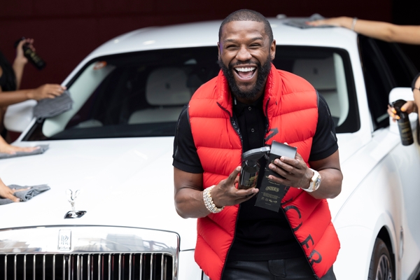 撮影の雰囲気もよく、笑顔のメイウェザー