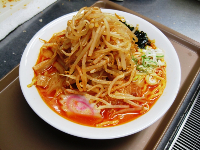 中央道谷村PA（下り）にて提供する赤富士ラーメン（ふじさん盛）