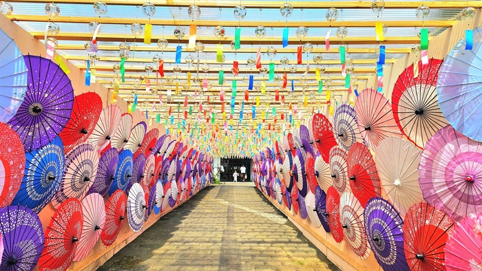 約6,000個の風鈴と約400本の和傘の共演