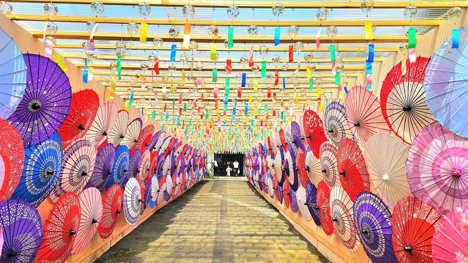 約6,000個の風鈴と約400本の和傘の共演