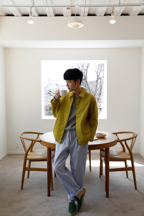 撥水生地を使用したコーチシャツ￥25,300、スウェットシャツ￥25,300、パンツ￥23,100(全て税込)