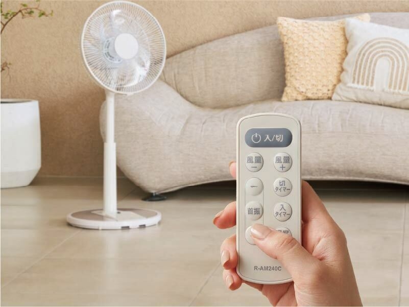 専用リモコンで左右角度を微調整