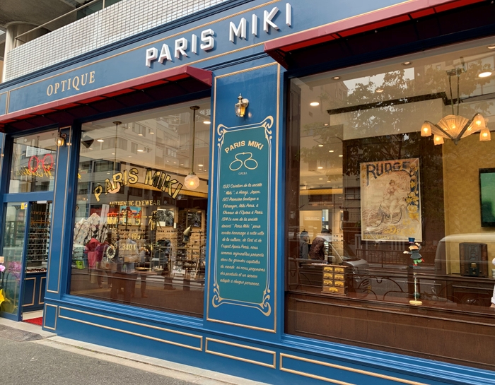 店舗正面には、お客様に向けてのメッセージを告知