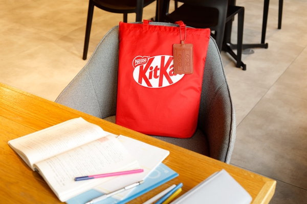 特別付録「KitKat(R) トートバッグ＆チョコパスケース」使用イメージ02