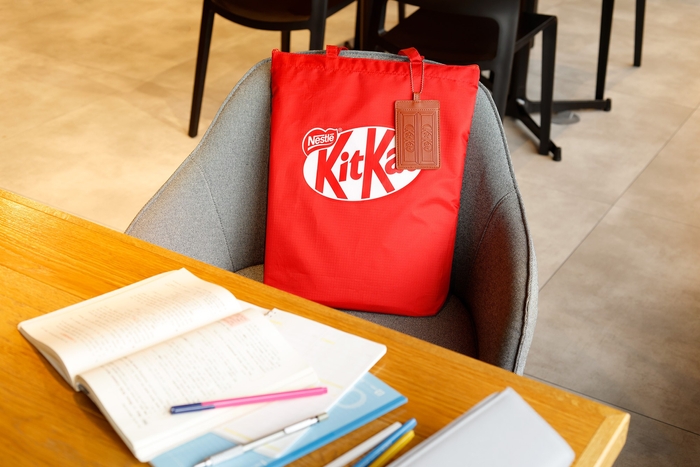 特別付録「KitKat(R) トートバッグ＆チョコパスケース」使用イメージ02
