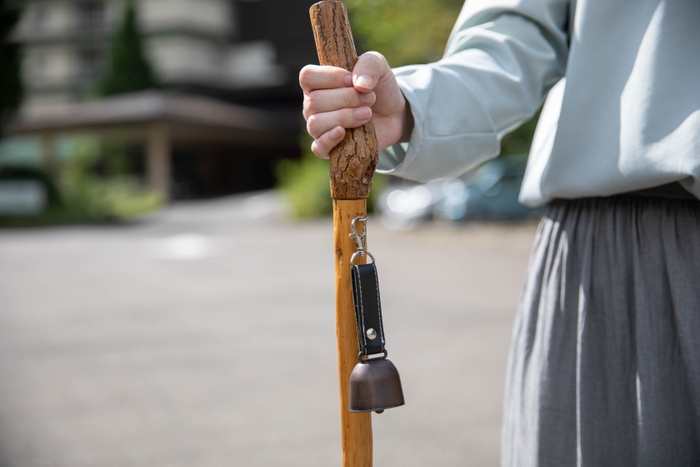 一の坊のスタッフが手作りしたトレッキングステッキを持って出発。念のためクマよけの鈴もついており、安心して山道に向える