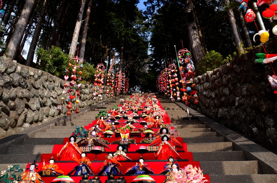 素盞鳴神社雛段飾り(下から)