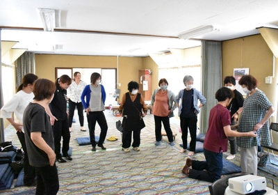 理学療法士が身体の使い方を実演しながら説明。参加者との対話を交えながら学びを深めた。