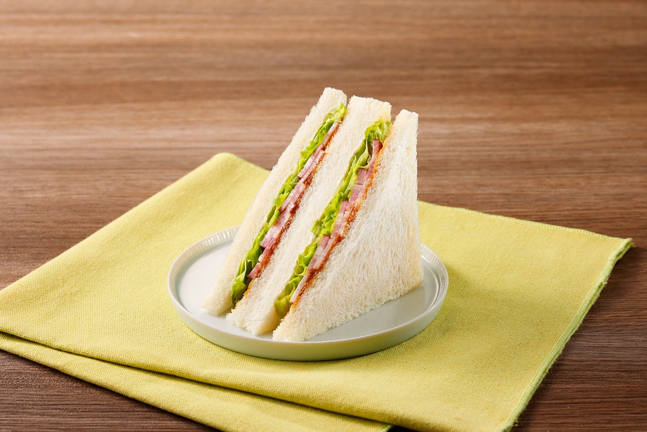 「函館カール・レイモンのベーコンレタスサンド」