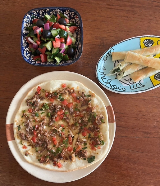 重信初江さんのトルコ料理　～現地風薄焼きピザ＆白チーズの春巻き～