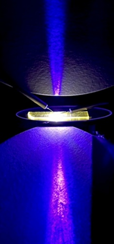 図2　電力変換効率20％以上を有する窒化ガリウム紫色面発光レーザーの動作の様子。