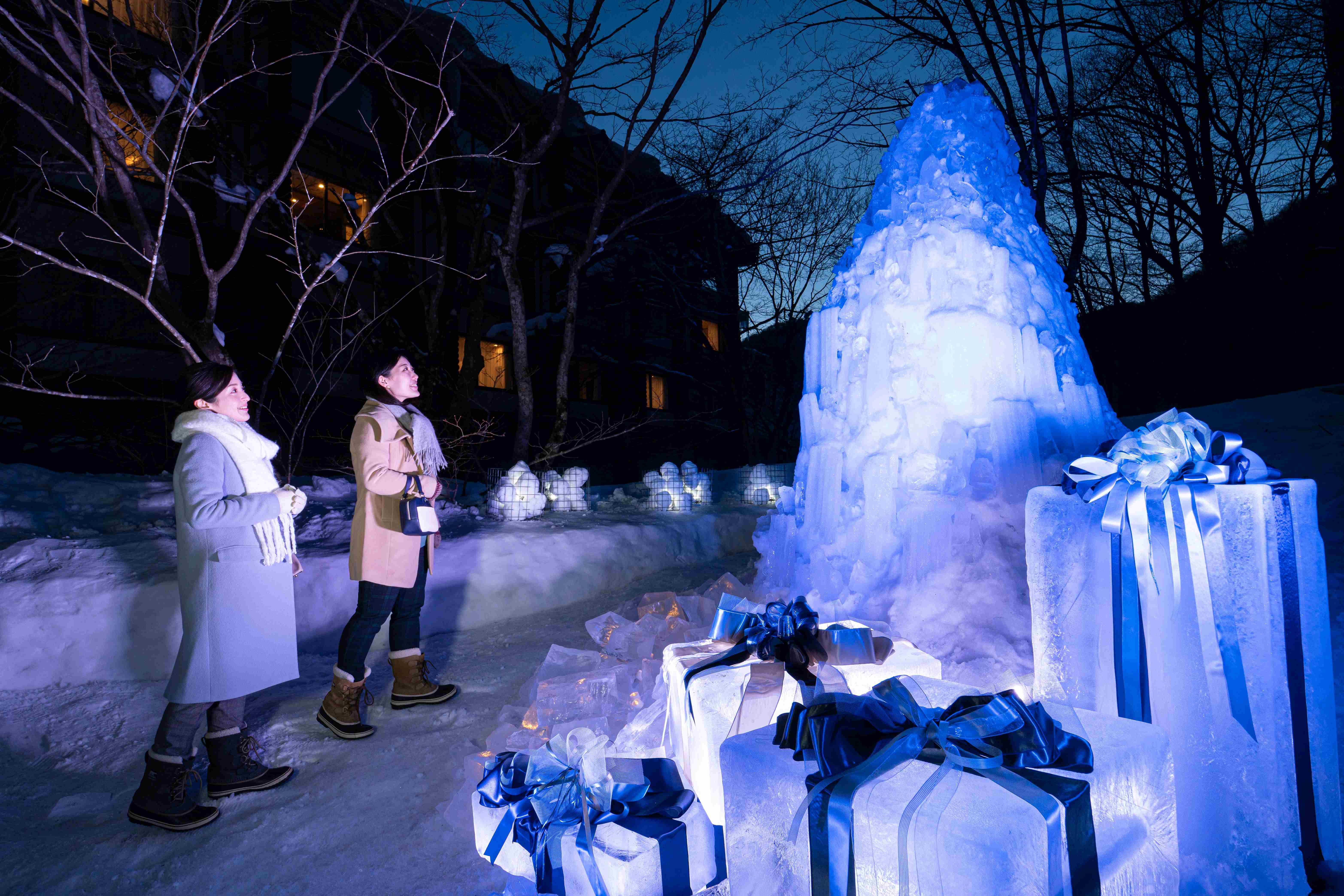 【奥入瀬渓流ホテル】クリスマス限定イベント「氷瀑クリスマス」開催　高さ約2mのアイスブルーに輝く氷瀑クリスマスツリーを眺める｜期間：2021年12月17日〜25日