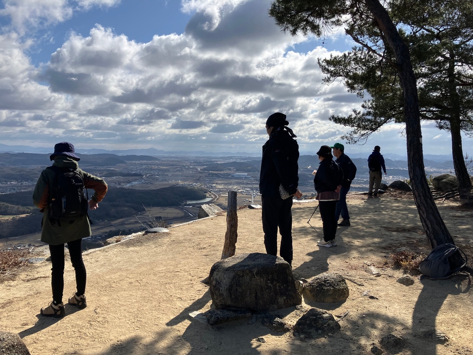 鬼ノ城山から市街を望む