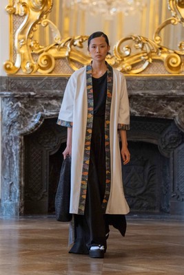 ブラックの羽織に、トワル・ド・ジュイ調のスカーフとワイドパンツ