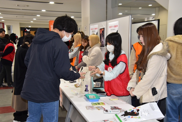 学生や教職員でにぎわう