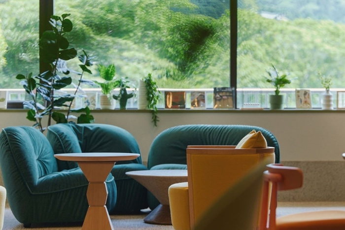 ラウンジ(フォートリート箱根仙石原)©AVII IMAGEWORKS