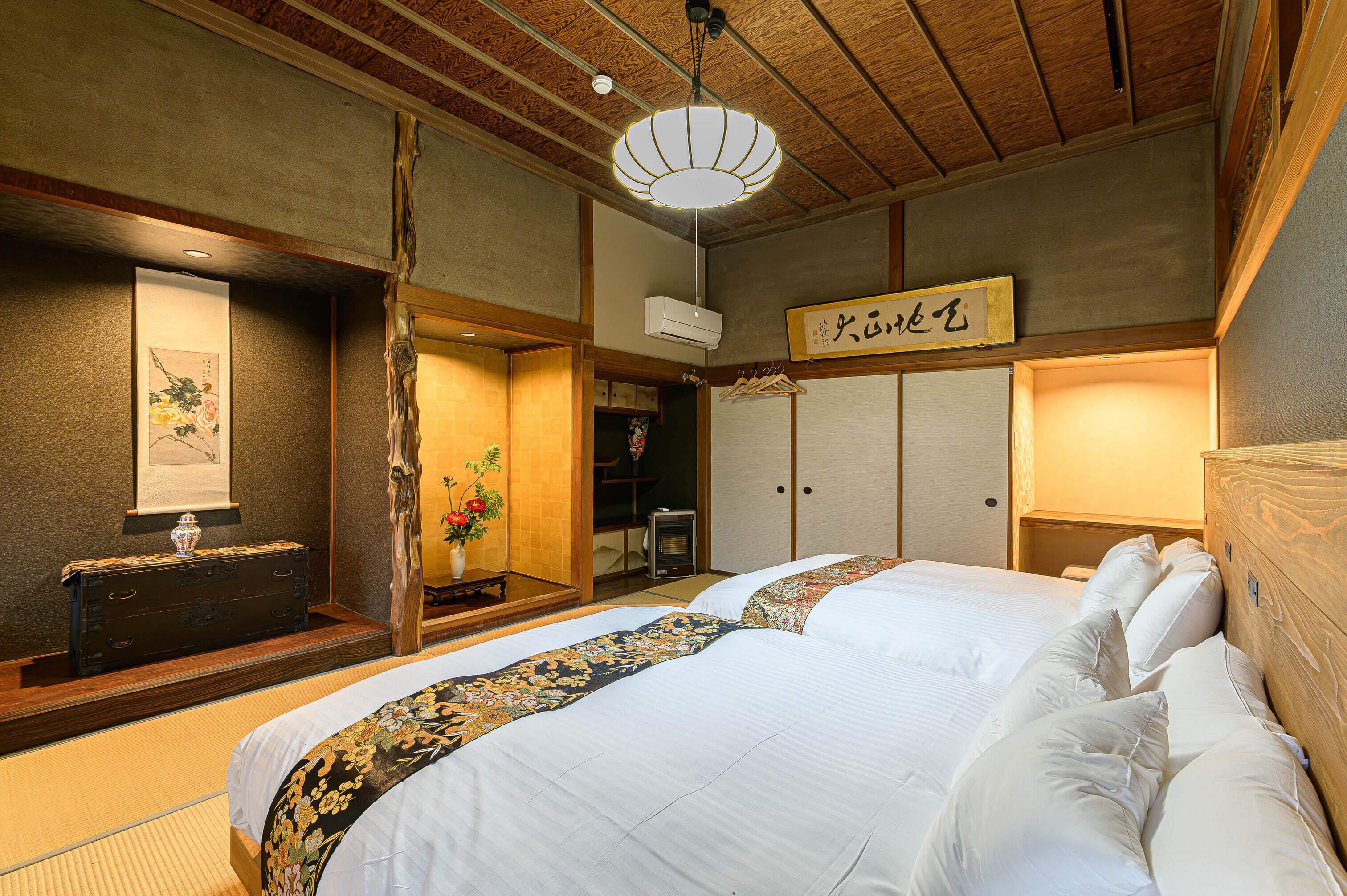 夜のベッドルーム