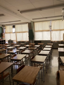 学校のカーテンクリーニング、取外しから取付けまで対応する 「丸ごとお任せカーテンクリーニングサービス」をリニューアル