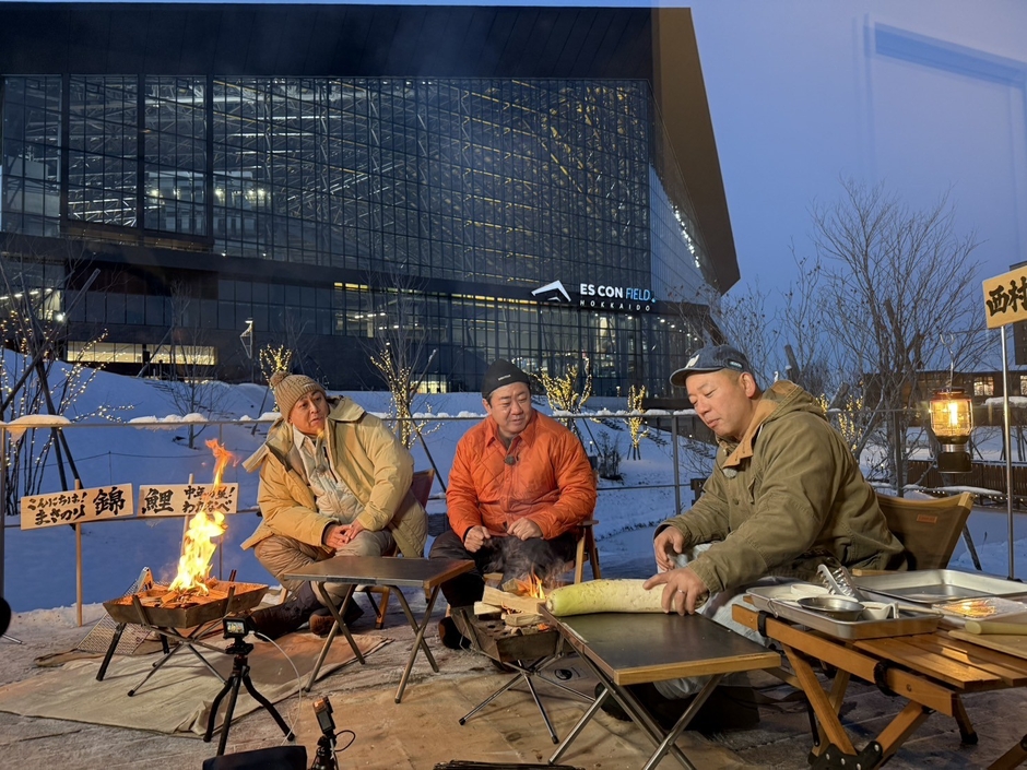 エスコンフィールドをバックにキャンプをする３人（左から長谷川、渡辺、西村）