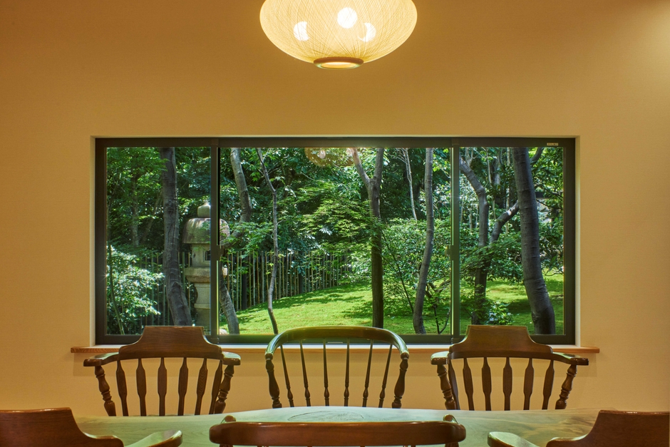 庭園を映し出すピクチャーウィンドウ