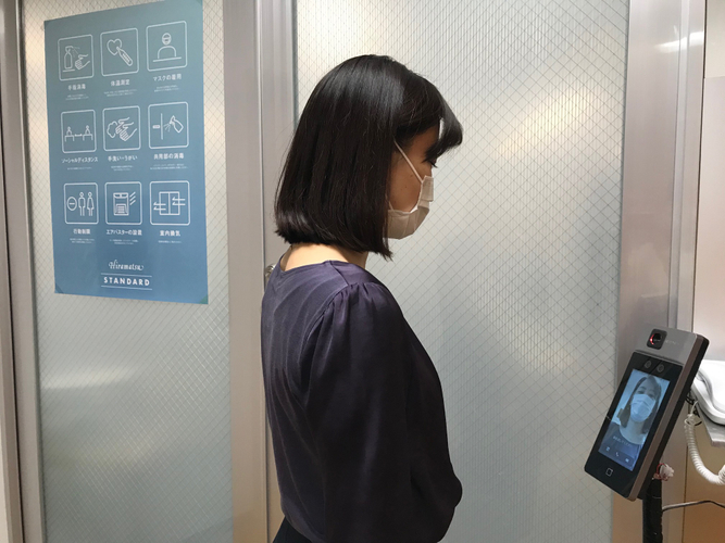 オフィス入口に設置したに「AI顔認証サーマルカメラ」で顔認証と検温を行います。