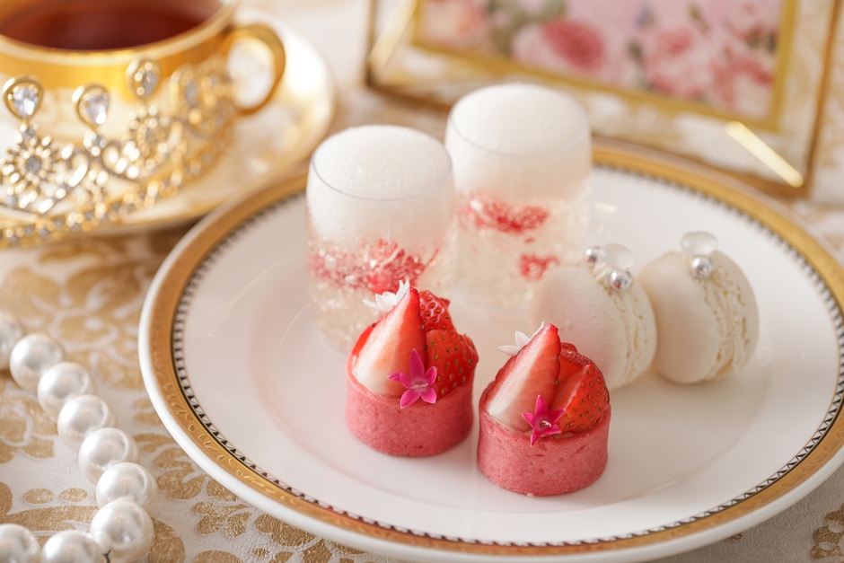 ▲スタンド中段スイーツ　イメージ　“祝杯～シャンパンジュレ～”は、フレッシュラズベリーと味わうシャンパンジュレ。 “ダイヤモンドリング～ルビーショコラのマカロン～”は、バタークリームと合わせてラズベリーのコンフィをサンドし酸味をプラス。 “ブーケ～いちごのタルト”は、華やかな一品。カスタードクリーム入りのいちごのタルト。