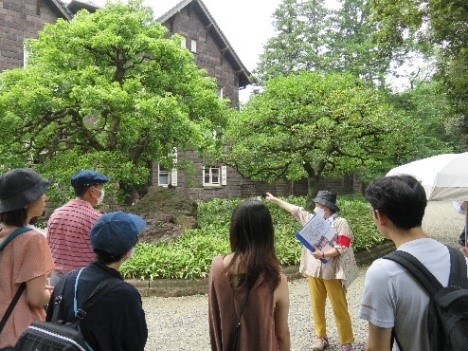 庭園ガイドの様子