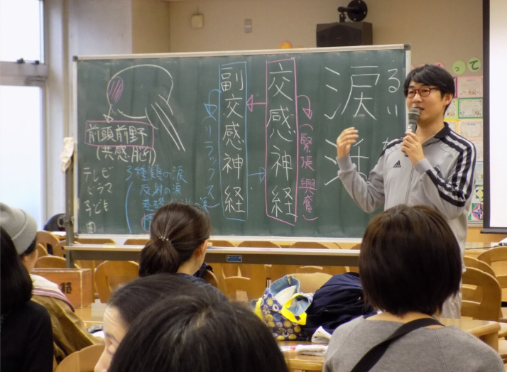 葛飾区立渋江小学校で育児で疲れてストレスをためている保護者を対象に感動の涙でストレス解消させる、「なみだ先生」こと感涙療法士の吉田英史が「涙活(るいかつ)」講演を1月13日(葛飾教育の日)に実施します。