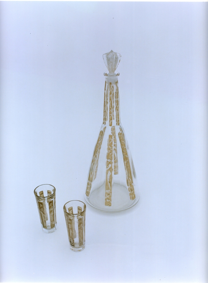 水差し《六つの人物》1914年 透明ガラス、型吹き、ブラウン・パチネ、栓部:型押し / グラス《六つの人物》1911年 透明ガラス、型吹き、ブラウン・パチネ