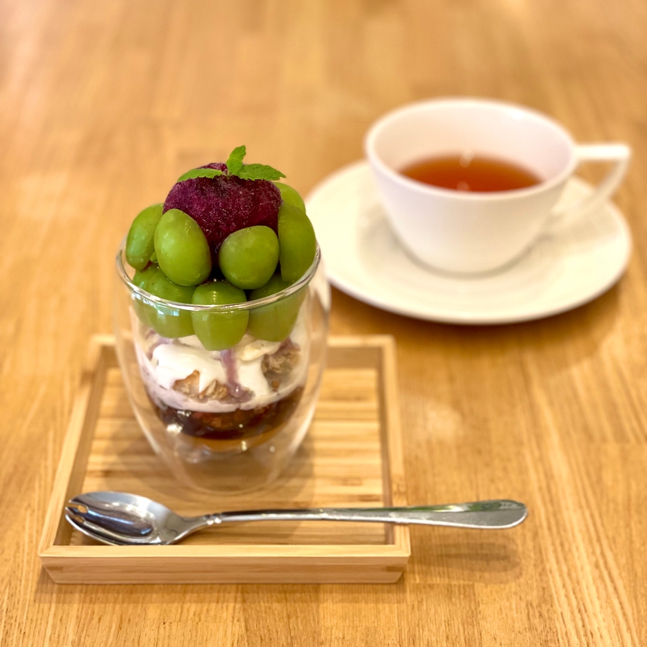 シャインマスカットとピオーネのパフェ