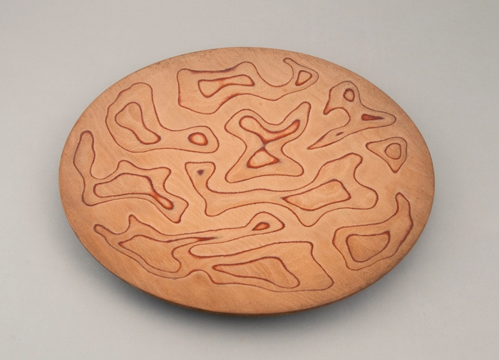 人工木目大皿 東北歴史博物館蔵