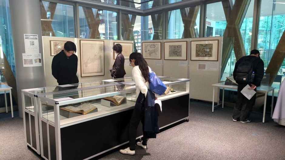 令和6年「第29回近畿大学中央図書館貴重書展」の様子