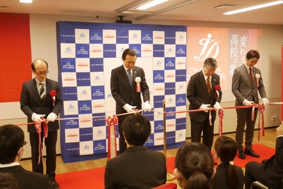 左から学びリンク(株)山口教雄代表取締役社長、ID学園高等学校渡邉美樹理事長、(株)内田洋行 大久保昇代表取締役社長、ID学園高等学校古澤勝志校長) ※写真撮影のため、一部マスクを外しております