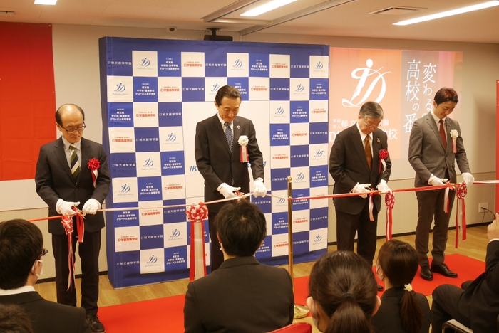 左から学びリンク(株)山口教雄代表取締役社長、ID学園高等学校渡邉美樹理事長、(株)内田洋行 大久保昇代表取締役社長、ID学園高等学校古澤勝志校長) ※写真撮影のため、一部マスクを外しております