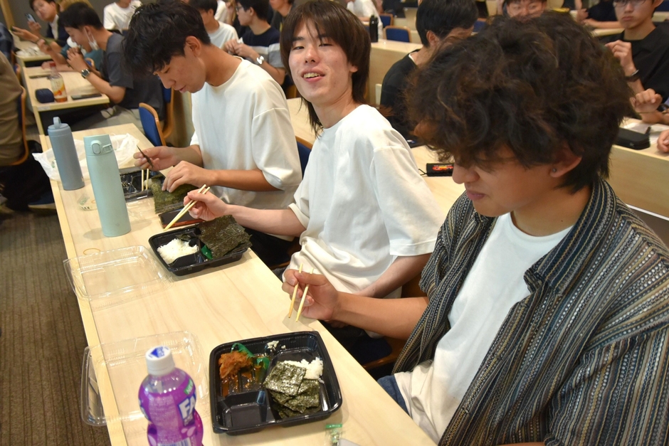 海苔を味わう学生