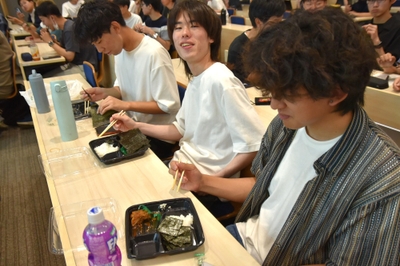 海苔を味わう学生
