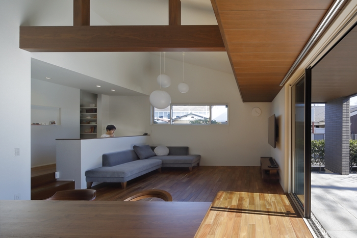 リビング学習を想定したステージリビング たくさんの造り付け収納が便利