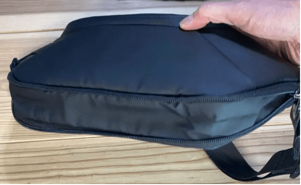 底部のファスナーを拡げれば、ボトルや折り畳み傘も収納可能です。