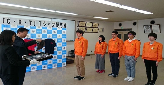 福岡県警から「いしんの会」へTシャツ授与式の様子