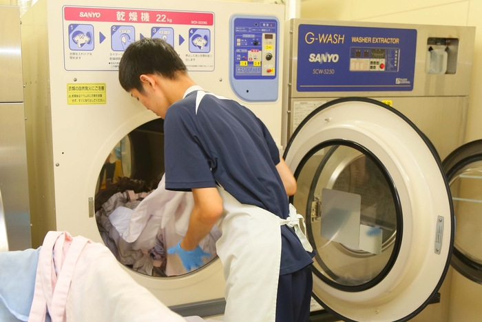 グループ内事業会社（シダックス大新東ヒューマンサービス株式会社）が運営を受託する施設にて業務を行う様子