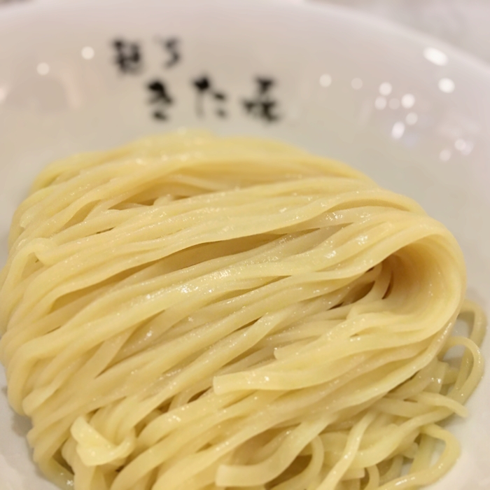 輝く中細の卵麺