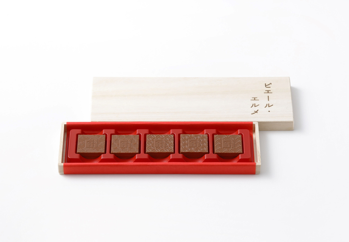 ミルクチョコレート（桐箱入り）　3,024円（10枚入り）　日本の伝統模様が入ったシンプルな四角形のチョコレート