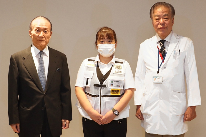 (左から)理事長　谷 幸治 / 出動する職員 / 病院長　峰松 一夫