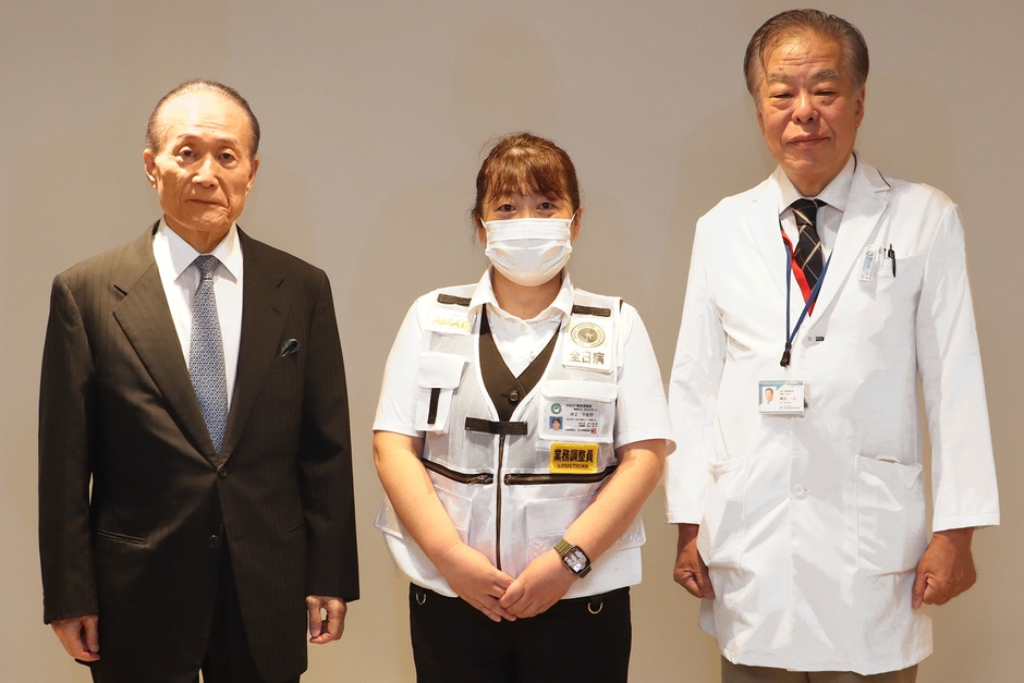 (左から)理事長 谷 幸治 / 出動する職員 / 病院長 峰松 一夫
