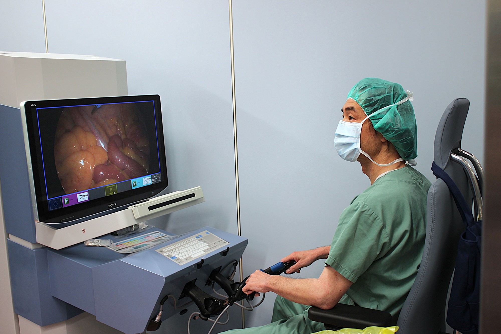 大阪けいさつ病院 最新型手術支援ロボット「センハンスデジタルラパロスコピー・システム」を用いた虫垂炎手術を開始