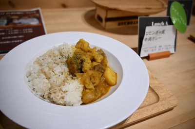 提供されたロヒンギャ風牛肉カレー「ゴル・グスト・サロン」