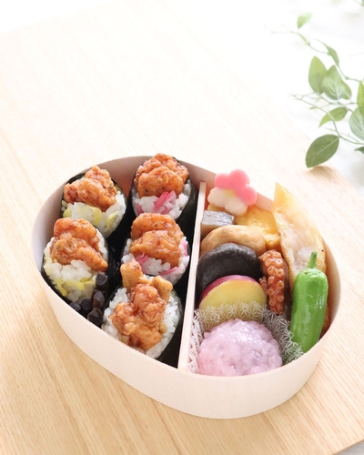 春の彩りが楽しい天むす弁当