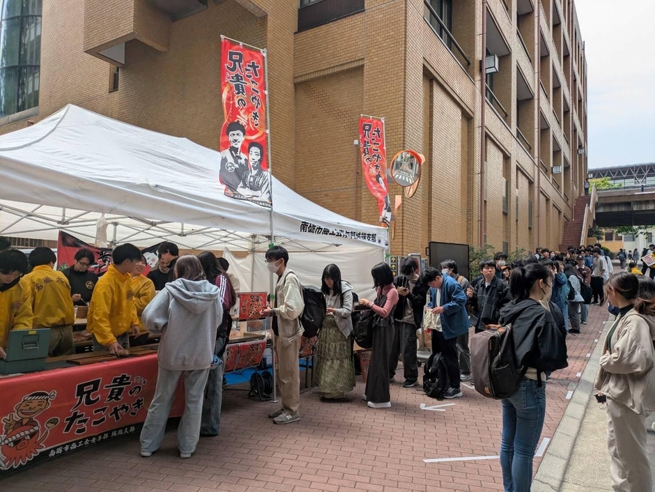 昼休みには長い行列も